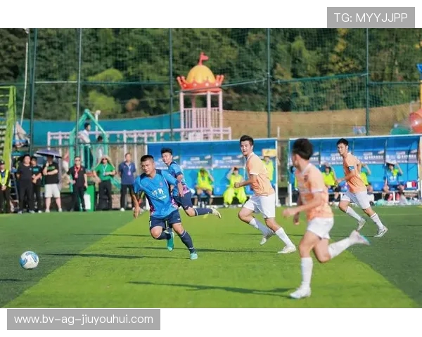 傍晚余晖下的绿茵情缘足球情侣相拥的温柔瞬间